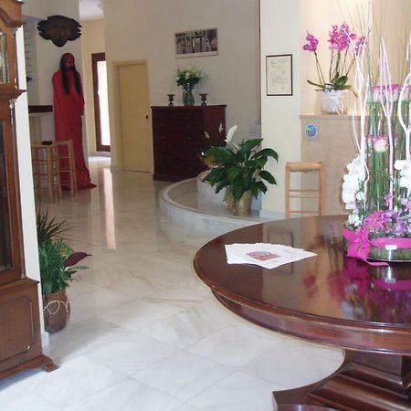 Efplias Hotel Apartments Piraeus Bagian luar foto
