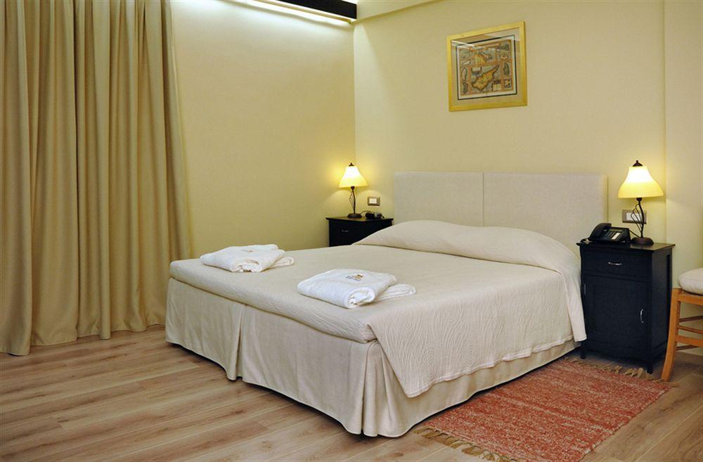 Efplias Hotel Apartments Piraeus Bagian luar foto