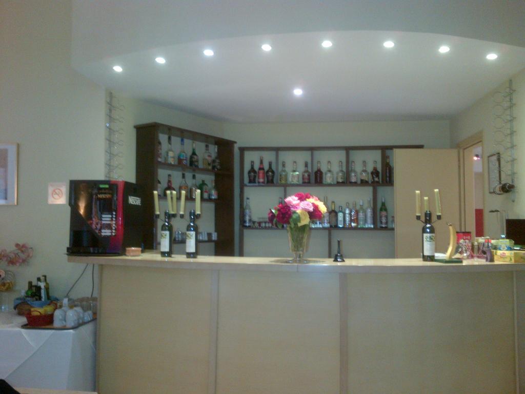 Efplias Hotel Apartments Piraeus Bagian luar foto