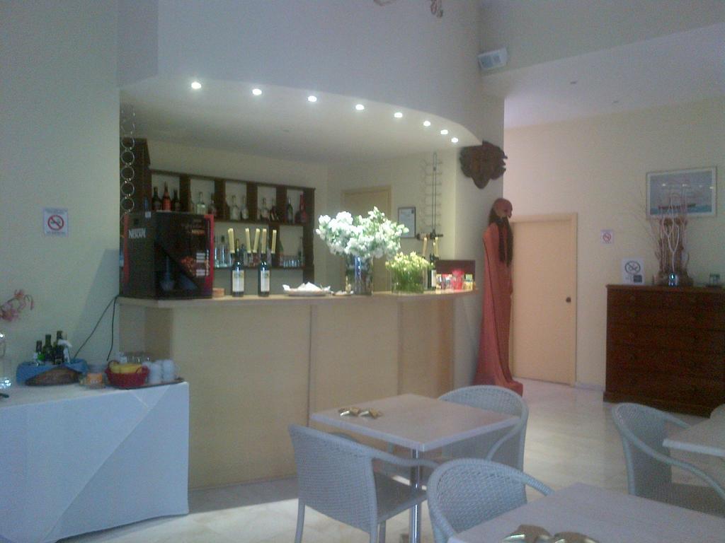 Efplias Hotel Apartments Piraeus Bagian luar foto