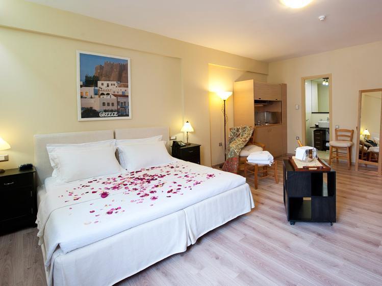 Efplias Hotel Apartments Piraeus Bagian luar foto