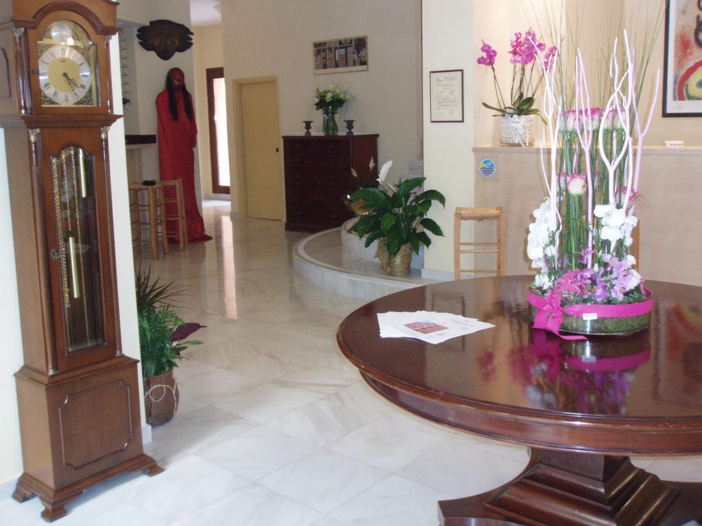 Efplias Hotel Apartments Piraeus Bagian luar foto