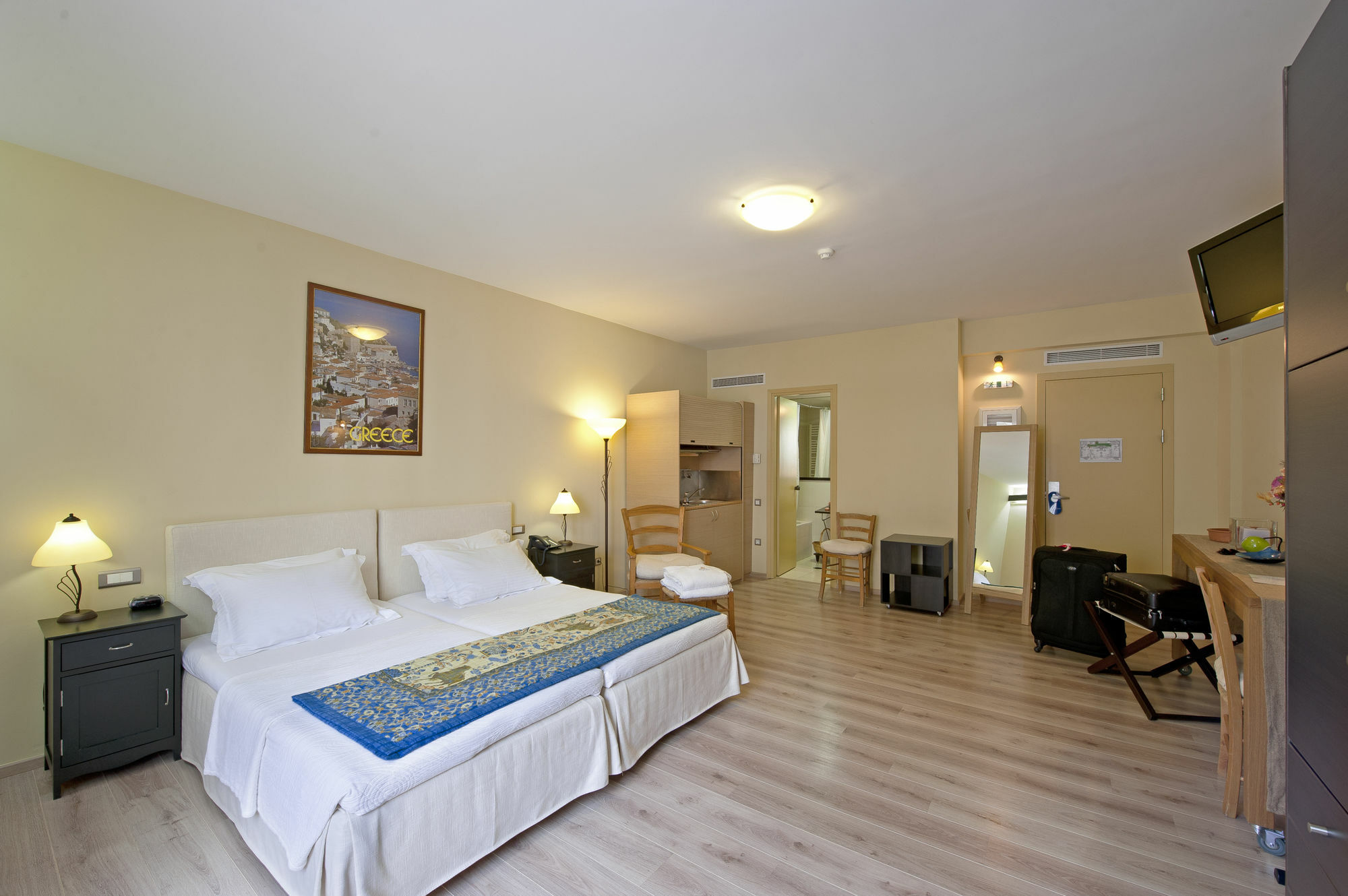 Efplias Hotel Apartments Piraeus Bagian luar foto