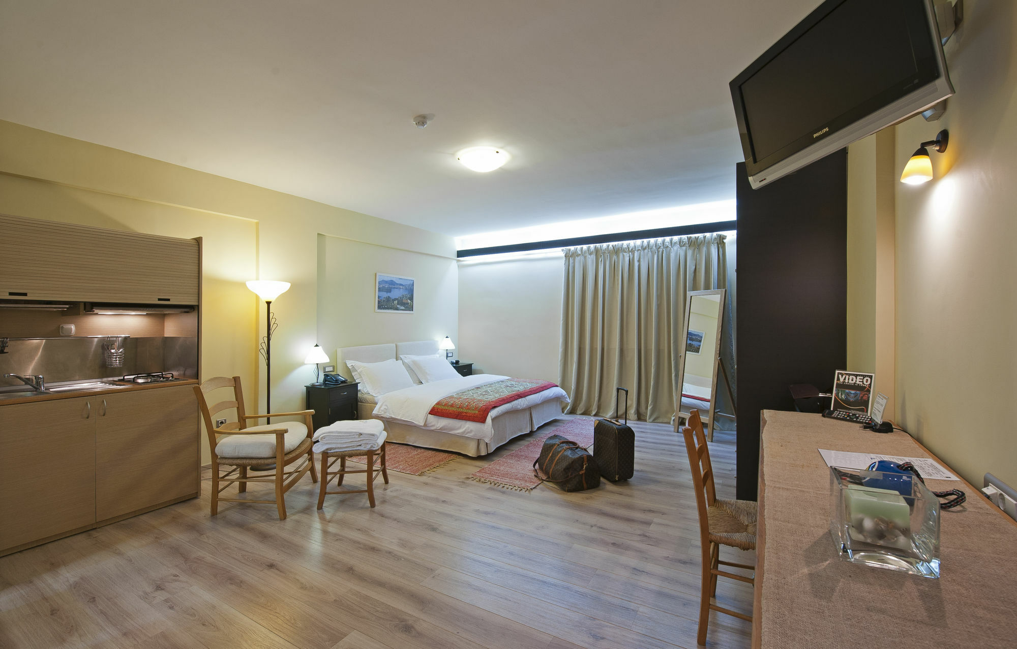 Efplias Hotel Apartments Piraeus Bagian luar foto