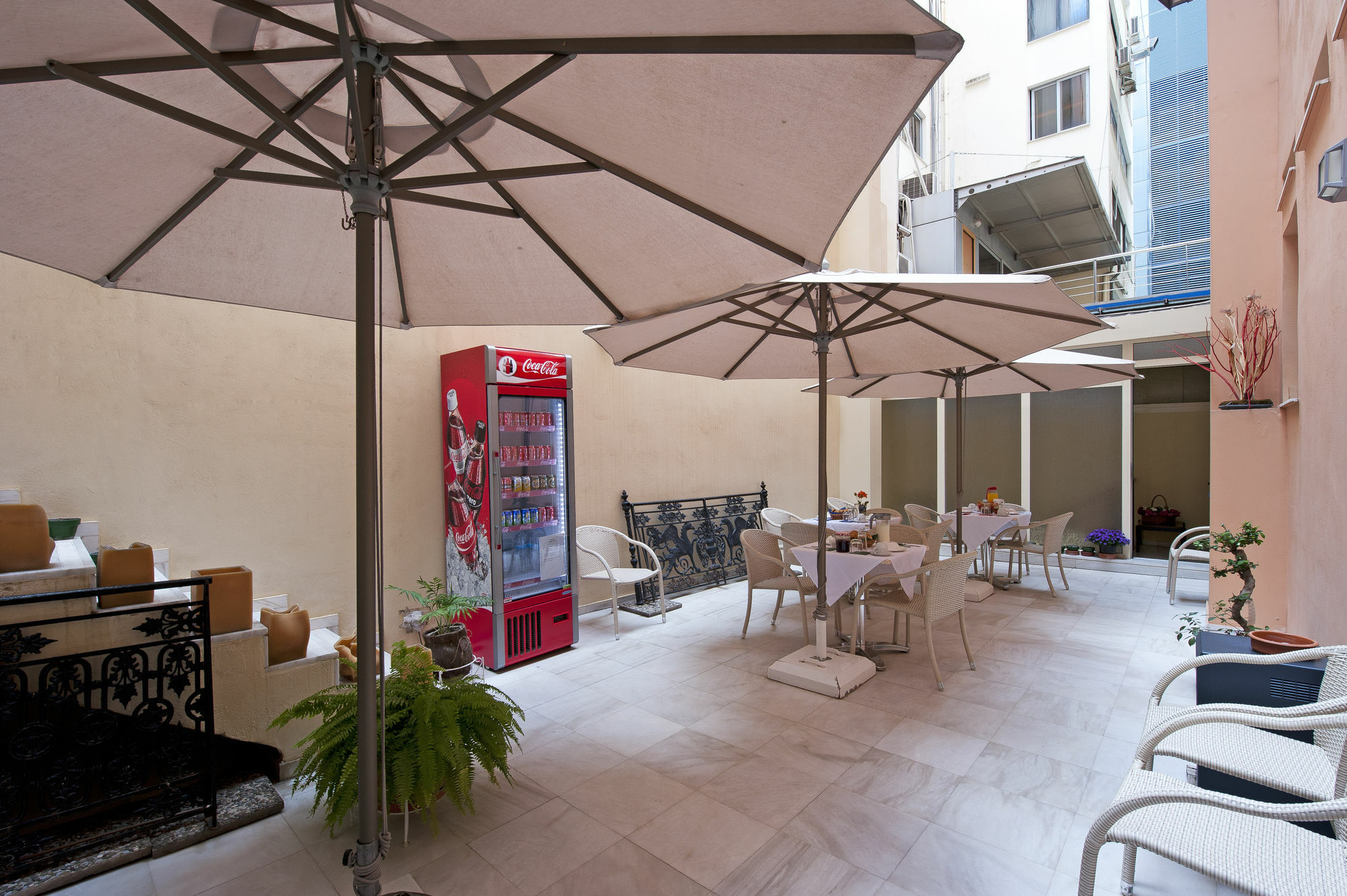 Efplias Hotel Apartments Piraeus Bagian luar foto