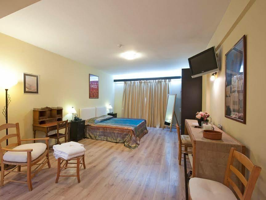 Efplias Hotel Apartments Piraeus Bagian luar foto